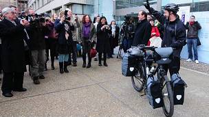 Al partir, en el hospital. Pero de ahí se fue a un bar y casi desiste.
