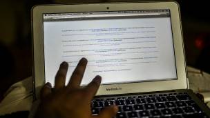 Un hombre maneja un computador