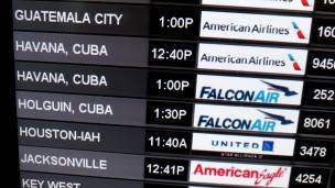Una pizarra en el aeropuerto que muestra los vuelos hacia Cuba