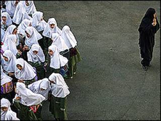 تصویری از حیات یک مدرسه و دانش آموزان دختر