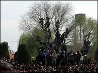 تجمع مردم در محل اعدام محمد بیجه، قاتل زنجیره ای کودکان، در ایران