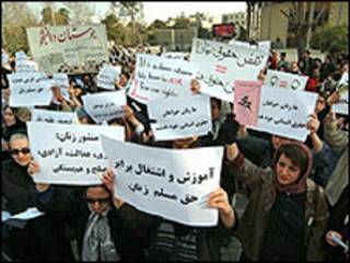 عکس آرشیوی از تظاهرات فعالان حقوق زن در تهران
