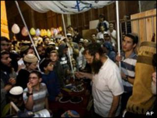 آبادی نشینان در ساختمان مورد اختلاف