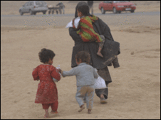 زن افغان و کودکانش