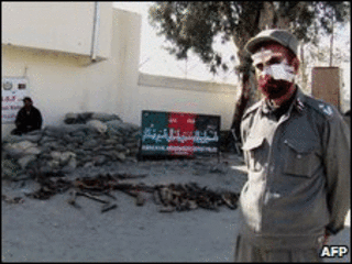 پلیس افغان در صحنه انفجار انتحاری در خوست