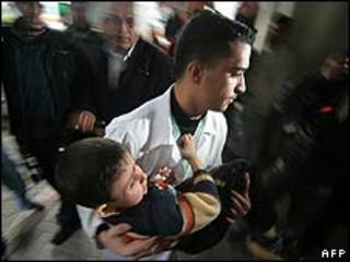 حمله کودک فلسطینی به بیمارستان شفا در شهر غزه