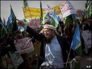 Paquistaneses protestam contra ataques em Islamabad (AP)