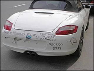 O Porsche com o anúncio de emprego. Foto de Andrew Blair