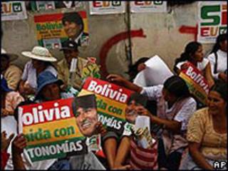 Bolivianos na campanha para o referendo