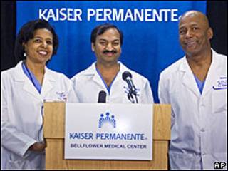 Os médicos Karen Maples (esq), Harold Henry e Mandhir Gupta