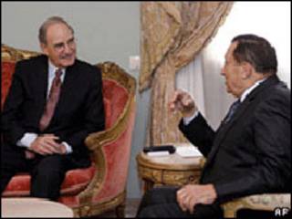 George Mitchell e Hosni Mubarak no Cairo