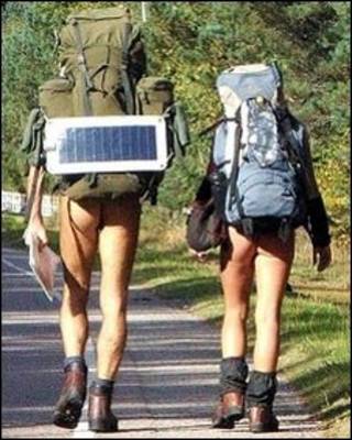 Nudistas durante caminhada