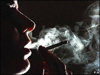 Homem fumando maconha