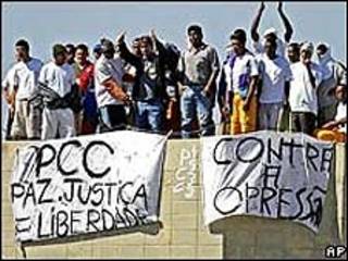 Detentos em prisão brasileira exibem bandeira do PCC durante rebelião (arquivo)