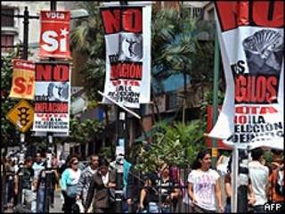 Cartazes de campanha pelo 'Sim' e pelo 'Não' na Venezuela