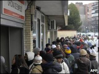 Fila em centro de empregos na Espanha