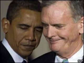 Obama e Gregg na cerimônia de indicação do senador (AFP)