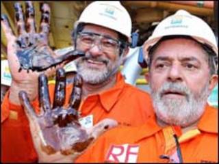 Presidente Lula e o presidente da Petrobras, Sergio Gabrielli, com óleo extraído da camada pré-sal nas mãos ( Foto: Ricardo Stuckert/PR/setembro de 2008)