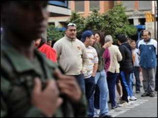 Venezuelanos em posto de votação (Foto: AFP)