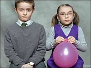 Cena do comercial 'Eyebrows' (Foto: Cadbury/'Eyebrows')
