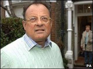 David Mills chegando em sua antiga casa (foto de 2006)