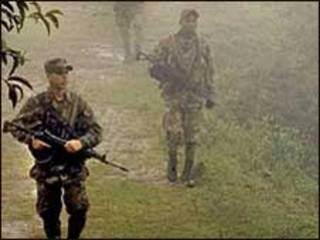 Soldados colombianos patrulham interior do país em 2002