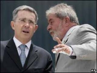 O presidentes da Colômbia, Álvaro Uribe, e do Brasil, Luiz Inácio Lula da Silva, durante encontro em Brasília (AP)