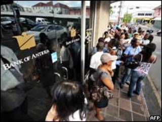 Fila no Bank of Antigua (AFP)