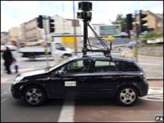Veículo do Google com dispositivo para tirar fotos