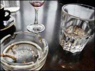 Beber e fumar (arquivo)