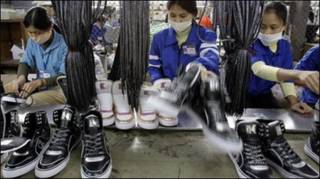 Công nhân ở nhà máy giày Thượng Đình, Hà Nội