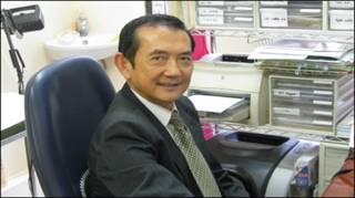 Bác sĩ Liêu Vĩnh Bình tại phòng mạch ở Bankstown