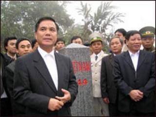Thứ trưởng Ngoại giao Vũ Dũng tại cột mốc biên giới