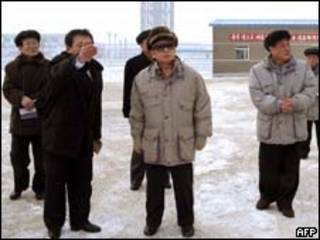 Foto sem data divulgada no dia 22 de fevereiro mostra o líder norte-coreano Kim Jong-Il ( KNS/AFP/Getty Images)