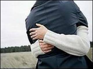 casal jovem se abraçando