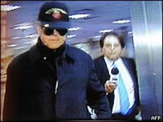 Imagem de canal argentino mostra Richard Williamson no aeroporto
