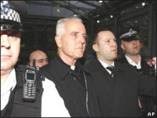 Richard Williamson no aeroporto de Heathrow