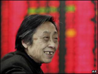 Investidor otimista observa o mercado na China (arquivo)