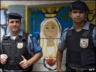 Policiais militares em morro no Rio de Janeiro (AFP, 3/2)