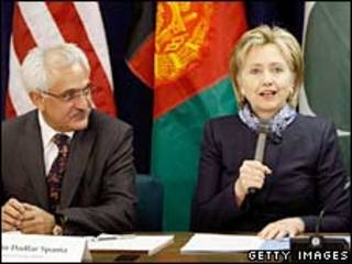 کلینتون و دادفر اسپتنا در واشنگتن - 26 فوریه 2009