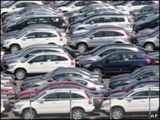 Carros em pátio de montadora no Japão