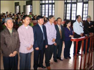 Các bị cáo tại phiên tòa (ảnh của báo Thanh Niên)