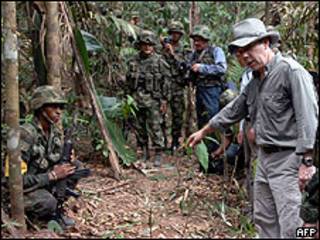 Ministro da Defesa Juan Manuel Santos mostra as cavernas