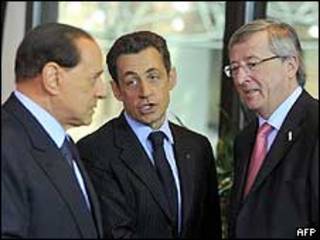 O primeiro-ministro da Itália, Silvio Berlusconi, o presidente francês, Nicolas Sarkozy, e o premiê de luxemburgo, Jean Claude Junker neste domingo