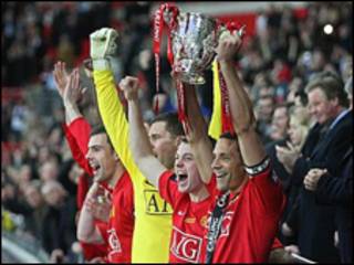 Các cầu thủ MU giơ cao Carling Cup