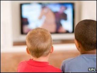 Crianças assistem a programas de TV (arquivo)
