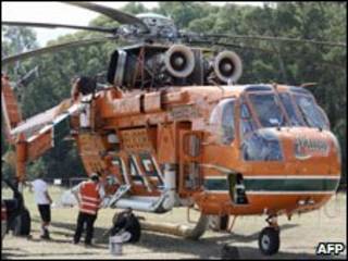helicóptero chega à área ameaçada por fogo