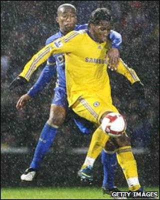 Didier Drogba khống chế bóng