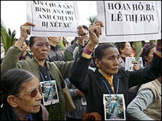 Bên ngoài phiên tòa sơ thẩm 8.12.08