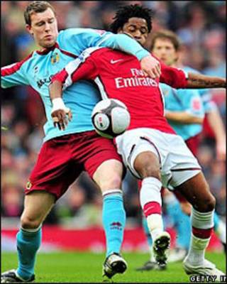 Kevin McDonald của Burnley tranh bóng với Alex Song của Arsenal